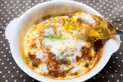 ミラノ風ドリア,ドリア,米,こめ,ごはん,ご飯,湯気,ゆげ,あったか,ほくほく,ホクホク,おこげ,ミートソース,チーズ,パセリ,ターメリック,こんがり,焦げ目,焼く,クリームソース,オーブン,アツアツ,あつあつ,熱々,洋食,グルメ