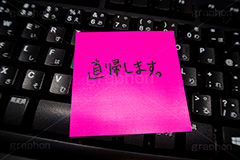 直帰します。,直帰,帰宅,付箋,ふせん,フセン,ステーショナリー,文具,文房具,事務,オフィス,貼る,しるし,印,キーボード,パソコン,デスク,PC,仕事,オフィス,ビジネス,タスク,多忙,メモ,伝言,文字,下手,memo,office,business,task,desk