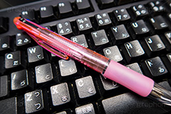 キーボードにペン,ペン,ボールペン,メモ,キーボード,デスク,パソコン,オフィス,仕事,ビジネス,ステーショナリー,文具,文房具,事務,伝言,テレワーク,memo,office,business,PC,desk