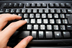 キーボード操作,キーボード,ボタン,キー,パソコン,PC,コンピューター,ブラインドタッチ,仕事,ビジネス,手,指,人物,操作,テレワーク,desk,office,business,hand,finger,computer