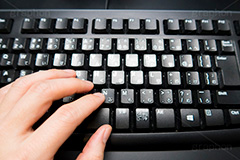 キーボード操作,キーボード,ボタン,キー,パソコン,PC,コンピューター,ブラインドタッチ,仕事,ビジネス,手,指,人物,操作,テレワーク,desk,office,business,hand,finger,computer