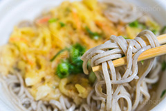 かき揚げそば,かき揚げ蕎麦,かき揚げ,かきあげ,天ぷら,揚げ物,ソバ,蕎麦,そば,だし,出汁,ダシ,蕎麦粉,日本料理,日本食,和食,つゆ,蕎麦汁,茹,ねぎ,ネギ,麺料理,麺類,japan,はし,割りばし,割り箸