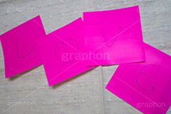 付箋でLOVE,フセン,付箋,文字,台詞,キーワード,ワード,ステーショナリー,文具,文房具,word,keyword,LOVE,love,らぶ,ラブ,愛,恋,恋愛,告白,伝言,メモ,メッセージ,message,stationery