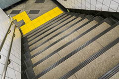 地下への階段,階段,地下鉄,タイル,レンガ,上がる,上る,下る,下がる,矢印,地下,駅,station