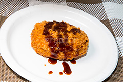 ソースのかかったコロッケ,ソース,コロッケ,ころっけ,牛肉,揚げ,油,つまみ,居酒屋,日本料理,和食,日本食,おやつ,おつまみ,惣菜,お惣菜,垂れ,japan