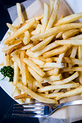 山盛りのポテト,ポテト,フライドポテト,ポテトフライ,フライ,いも,じゃがいも,ジャガイモ,揚げ,ファーストフード,ファストフード,炭水化物,洋食,油,potato,fork,芋,フォーク,ジャンクフード