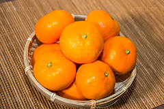 かごに入ったみかん,みかん,ミカン,蜜柑,オレンジ,果樹,果実,フルーツ,果物,くだもの,爽やか,甘酸っぱい,冬,かご,カゴ,籠,ビタミン,狩り,こたつ,炬燵,コタツ,食後,デザート,季節感,正月,お正月,japan