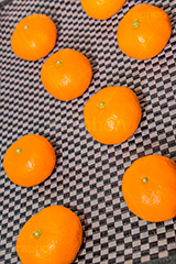 無造作に置かれたミカン,無造作,適当,みかん,ミカン,蜜柑,オレンジ,果樹,果実,フルーツ,果物,くだもの,爽やか,甘酸っぱい,冬,かご,カゴ,籠,ビタミン,狩り,こたつ,炬燵,コタツ,食後,デザート,季節感