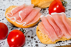 朝食の準備,ミニトマト,プチトマト,トマト,サラダ,salad,tomato,bread,おしゃれ,オシャレ,お洒落,洋食,朝食,女子,女子力,ブレックファースト,パン,生ハム,ハム,レース