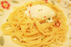 半熟卵のペペロンチーノ,ペペロンチーノ,ペペロンチーニ,パスタ,ガーリック,にんにく,ニンニク,半熟卵,たまご,卵,鷹の爪,レストラン,ファミレス,洋食,麺料理,麺類