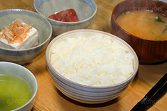 シンプルな日本の食事,シンプル,和食,日本食,豆腐,とうふ,鰹節,かつおぶし,うめぼし,梅干,お茶,緑茶,ご飯,ごはん,白米,味噌汁,スープ,はし,箸,japan,rice,大豆,大豆食品