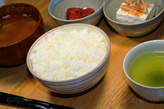 シンプルな日本の食事,シンプル,和食,日本食,豆腐,とうふ,鰹節,かつおぶし,うめぼし,梅干,お茶,緑茶,ご飯,ごはん,白米,味噌汁,スープ,はし,箸,japan,rice,大豆,大豆食品