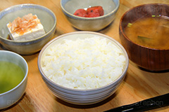 シンプルな日本の食事,シンプル,和食,日本食,豆腐,とうふ,鰹節,かつおぶし,うめぼし,梅干,お茶,緑茶,ご飯,ごはん,白米,味噌汁,スープ,はし,箸,japan,rice,大豆,大豆食品