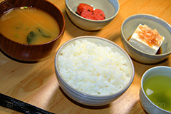 シンプルな日本の食事,シンプル,和食,日本食,豆腐,とうふ,鰹節,かつおぶし,うめぼし,梅干,お茶,緑茶,ご飯,ごはん,白米,味噌汁,スープ,はし,箸,japan,rice,大豆,大豆食品