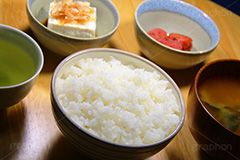 シンプルな日本の食事,シンプル,和食,日本食,豆腐,とうふ,鰹節,かつおぶし,うめぼし,梅干,お茶,緑茶,ご飯,ごはん,白米,味噌汁,スープ,はし,箸,japan,rice,大豆,大豆食品