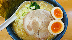 家系ラーメン,とんこつ醤油ラーメン,濃厚,とんこつ,豚骨,やみつき,中華,ラーメン,らーめん,めん,そば,日本料理,日本食,和食,チャーシュー,メンマ,味玉,ほうれん草,ホウレンソウ,スマホ撮影,japan