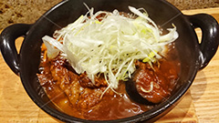 牛タン煮込み,牛肉,牛タン,牛たん,煮込み,鍋,ねぎ,葱,ネギ,アツアツ,熱い,つまみ,おつまみ,居酒屋,湯気,スマホ撮影