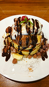 アイス＆チョコのせパンケーキ,ホットケーキ,パンケーキ,スイーツ,菓子,甘,sweet,焼き,料理,粉,フライパン,クッキー,クリーム,チョコレート,アイス,クリーム,溶,デザート,おやつ,お菓子,グルメ,カフェ,cafe,chocolate,スマホ撮影