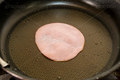 フライパンにハム,ハム,フライパン,油,あつあつ,熱々,アツアツ,焼き,frying pan,cooking,kitchen,クッキング,キッチン,台所,調理