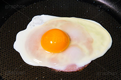 ハムエッグ,目玉焼き,ハム,半熟,たまご,卵,玉子,タマゴ,フライパン,あつあつ,熱々,アツアツ,焼き,朝食,ブレックファースト,グルメ,egg,breakfast,frying pan,cooking,kitchen,クッキング,キッチン,台所,調理