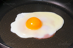 ハムエッグ,目玉焼き,ハム,半熟,たまご,卵,玉子,タマゴ,フライパン,あつあつ,熱々,アツアツ,焼き,朝食,ブレックファースト,グルメ,egg,breakfast,frying pan,cooking,kitchen,クッキング,キッチン,台所,調理