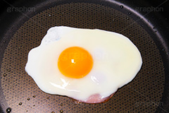 ハムエッグ,目玉焼き,ハム,半熟,たまご,卵,玉子,タマゴ,フライパン,あつあつ,熱々,アツアツ,焼き,朝食,ブレックファースト,グルメ,egg,breakfast,frying pan,cooking,kitchen,クッキング,キッチン,台所,調理