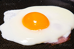 ハムエッグ,目玉焼き,ハム,半熟,たまご,卵,玉子,タマゴ,フライパン,あつあつ,熱々,アツアツ,焼き,朝食,ブレックファースト,グルメ,egg,breakfast,frying pan,cooking,kitchen,クッキング,キッチン,台所,調理