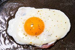 ハムエッグ,目玉焼き,ハム,半熟,たまご,卵,玉子,タマゴ,フライパン,あつあつ,熱々,アツアツ,焼き,朝食,ブレックファースト,グルメ,egg,breakfast,frying pan,cooking,kitchen,クッキング,キッチン,台所,調理
