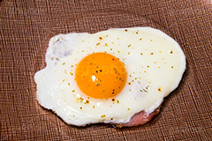 トロトロ半熟の目玉焼き,トロトロ,ハムエッグ,目玉焼き,ハム,半熟,たまご,卵,玉子,タマゴ,フライパン,あつあつ,熱々,アツアツ,焼き,朝食,ブレックファースト,グルメ,クッキング,キッチン,台所,調理,フォーク,egg,breakfast,frying pan,cooking,kitchen,fork