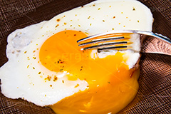 トロトロ半熟の目玉焼き,トロトロ,垂れる,垂れ,ハムエッグ,目玉焼き,ハム,半熟,たまご,卵,玉子,タマゴ,フライパン,あつあつ,熱々,アツアツ,焼き,朝食,ブレックファースト,グルメ,クッキング,キッチン,台所,調理,フォーク,egg,breakfast,frying pan,cooking,kitchen,fork