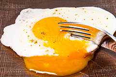 トロトロ半熟の目玉焼き,トロトロ,垂れる,垂れ,ハムエッグ,目玉焼き,ハム,半熟,たまご,卵,玉子,タマゴ,フライパン,あつあつ,熱々,アツアツ,焼き,朝食,ブレックファースト,グルメ,クッキング,キッチン,台所,調理,フォーク,egg,breakfast,frying pan,cooking,kitchen,fork