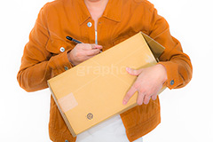 荷物受取,荷物,ダンボール,箱,通販,届け,サイン,sign,box,shopping,model,image,jacket,pen,ショッピング,買い物,モデル,男性,男,ジャケット,ペン,ボールペン