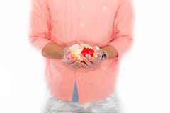 花びらを持つ男性,花弁,花びら,花,フラワー,flower,hand,image,model,男性,モデル,男,青年,手,イメージ,人物,爽やか,春,爽やか,持つ,謎
