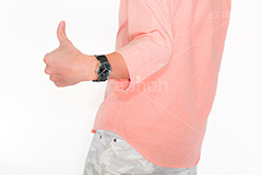 Good！,ナイス,手,指,親指,グッド,good,sign,model,nice,model,サイン,いいね,褒める,評価,人物,モデル,男性,男,青年,かっこつける,後ろ姿,背中,シャツ,ドット,迷彩