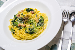 カルボナーラ,パスタ,ほうれんそう,ほうれん草,こしょう,コショウ,胡椒,ペッパー,pepper,bacon,ベーコン,厚切り,たまご,玉子,卵,クリーム,cream,spoon,fork,スプーン,フォーク,洋食,麺料理,麺類,pasta,生麵,クリーミー,creamy,グルメ,スプーン,フォーク