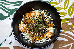 から揚げ丼,唐揚げ,からあげ,揚げ物,きざみのり,のり,海苔,ごはん,ご飯,マヨネーズ,和食,日本食,どんぶり,ジャンキー,鶏,きゃべつ,キャベツ