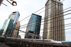新橋を走る新幹線,走る,新幹線,しんかんせん,N700,700系,新橋駅,電車,鉄道,でんしゃ,電車/鉄道,新橋,港区,通過,旅行,旅,乗り物,travel,JR,train
