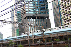 新橋を走るゆりかもめ,走る,ゆりかもめ,モノレール,新橋駅,電車,鉄道,でんしゃ,電車/鉄道,新橋,港区,通過,乗り物,train,JR