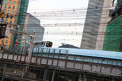 新橋を走るゆりかもめ,走る,ゆりかもめ,モノレール,新橋駅,電車,鉄道,でんしゃ,電車/鉄道,新橋,港区,通過,乗り物,train,JR