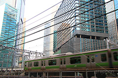 新橋を走る山手線,走る,山手線,山手,新橋駅,電車,鉄道,でんしゃ,電車/鉄道,新橋,港区,通過,旅行,旅,乗り物,travel,JR,train