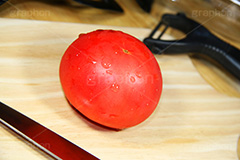 みずみずしいトマト,トマト,とまと,真っ赤,野菜,リコピン,美容,甘酸っぱい,サラダ,さらだ,salad,つや,ツヤ,水滴,みずみずしい,tomato,lycopene,cooking,kitchen,クッキング,キッチン,まな板,調理,包丁