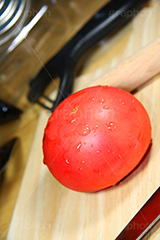 みずみずしいトマト,トマト,とまと,真っ赤,野菜,リコピン,美容,甘酸っぱい,サラダ,さらだ,salad,つや,ツヤ,水滴,みずみずしい,tomato,lycopene,cooking,kitchen,クッキング,キッチン,まな板,調理,包丁
