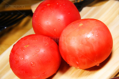 みずみずしいトマト,トマト,とまと,真っ赤,野菜,リコピン,美容,甘酸っぱい,サラダ,さらだ,salad,つや,ツヤ,水滴,みずみずしい,tomato,lycopene,cooking,kitchen,クッキング,キッチン,まな板,調理