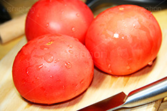 みずみずしいトマト,トマト,とまと,真っ赤,野菜,リコピン,美容,甘酸っぱい,サラダ,さらだ,salad,つや,ツヤ,水滴,みずみずしい,tomato,lycopene,cooking,kitchen,クッキング,キッチン,まな板,調理,包丁
