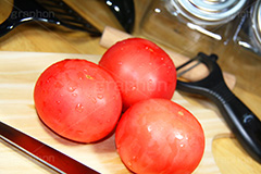 みずみずしいトマト,トマト,とまと,真っ赤,野菜,リコピン,美容,甘酸っぱい,サラダ,さらだ,salad,つや,ツヤ,水滴,みずみずしい,tomato,lycopene,cooking,kitchen,クッキング,キッチン,まな板,調理,包丁