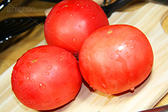 みずみずしいトマト,トマト,とまと,真っ赤,野菜,リコピン,美容,甘酸っぱい,サラダ,さらだ,salad,つや,ツヤ,水滴,みずみずしい,tomato,lycopene,cooking,kitchen,クッキング,キッチン,まな板,調理