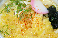 たぬきうどん,揚げ玉,あげだま,揚げ,うどん,饂飩,ウドン,だし,出汁,ダシ,小麦粉,日本料理,日本食,和食,つゆ,麺料理,麺類,コンビニ,ねぎ,蒲鉾,かまぼこ,ワカメ,わかめ,七味,唐辛子,japan