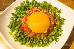 ユッケ,ゆっけ,肉,生肉,たまご,卵,生卵,黄身,ねぎ,ネギ,葱,混ぜる,つまみ,おつまみ,居酒屋,和食,日本食,日本料理,japan