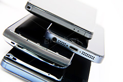 無造作に置かれたスマホ,置く,無造作,乱雑,積み,スマホ,スマフォ,スマートフォン,携帯,モバイル,フォン,電話,通話,アイフォン,デジタル,ガジェット,デバイス,電波,端末,液晶,画面,連絡,デバック,通信,たくさん,IT,mobile,phone,iPhone,gadget,digital,device