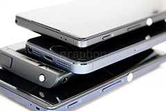 無造作に置かれたスマホ,置く,無造作,乱雑,積み,スマホ,スマフォ,スマートフォン,携帯,モバイル,フォン,電話,通話,アイフォン,デジタル,ガジェット,デバイス,電波,端末,液晶,画面,連絡,デバック,通信,たくさん,IT,mobile,phone,iPhone,gadget,digital,device